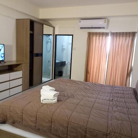 Komol Residence Bangkok Bagian luar foto