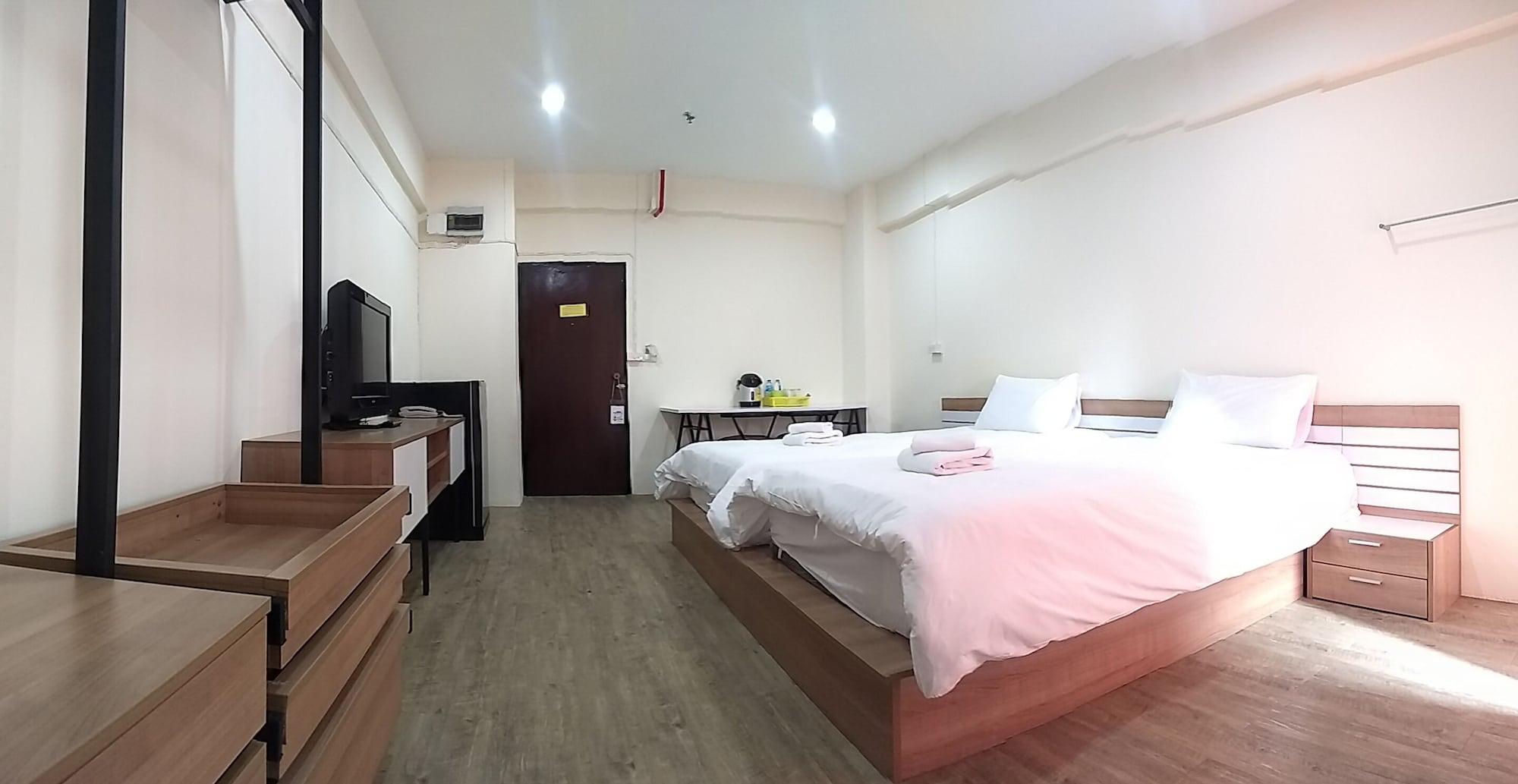 Komol Residence Bangkok Bagian luar foto
