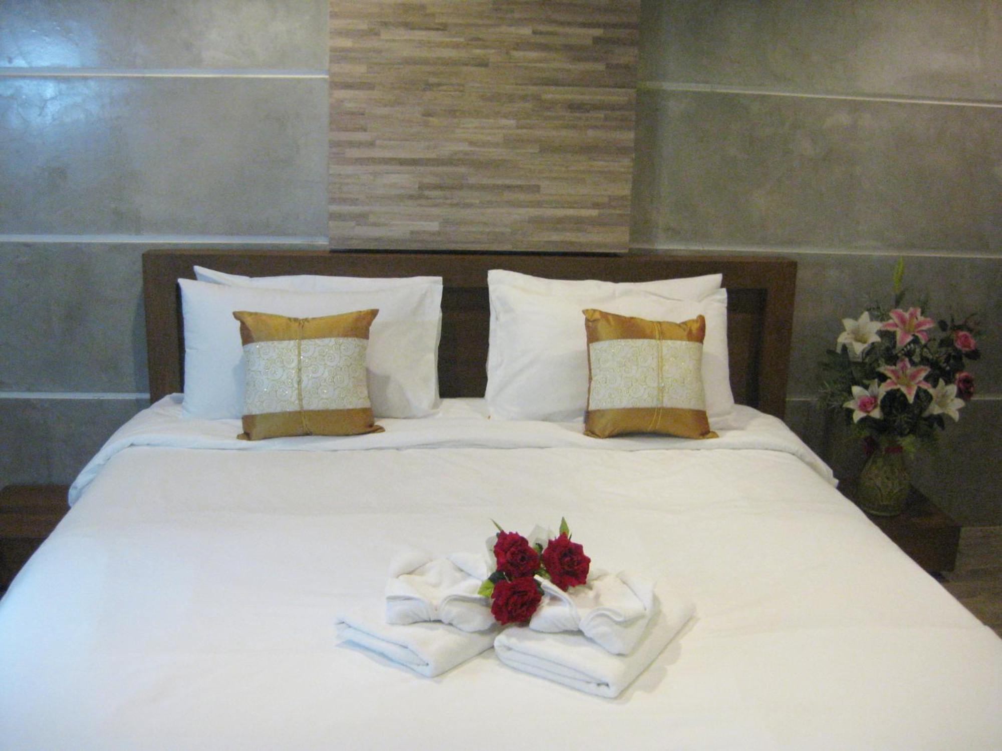 Komol Residence Bangkok Bagian luar foto