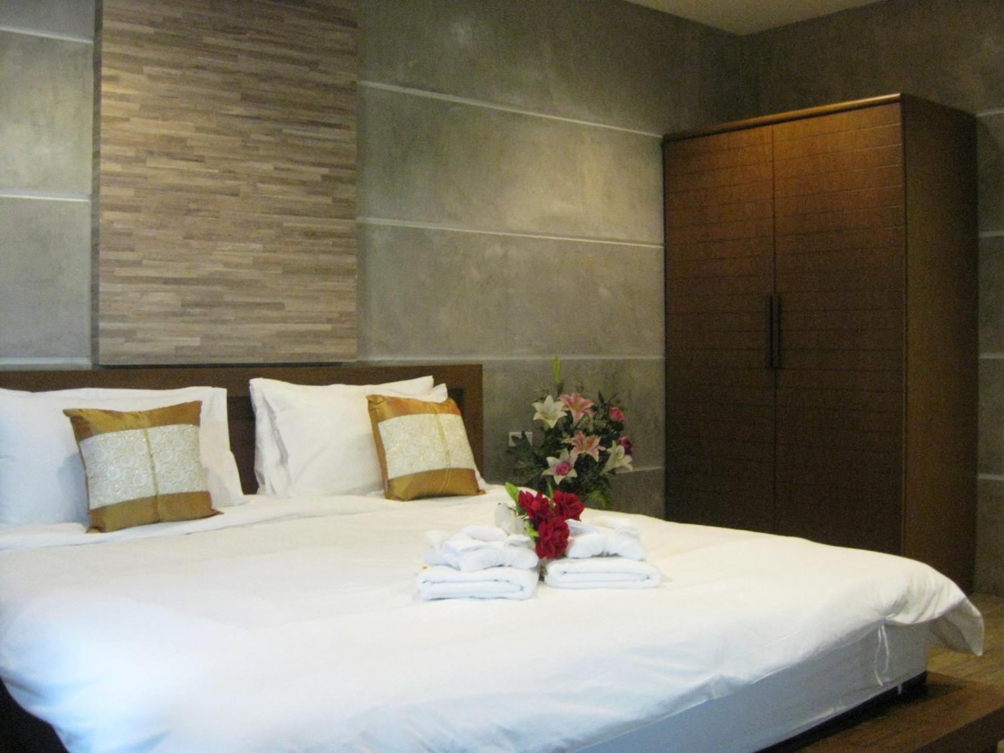 Komol Residence Bangkok Bagian luar foto