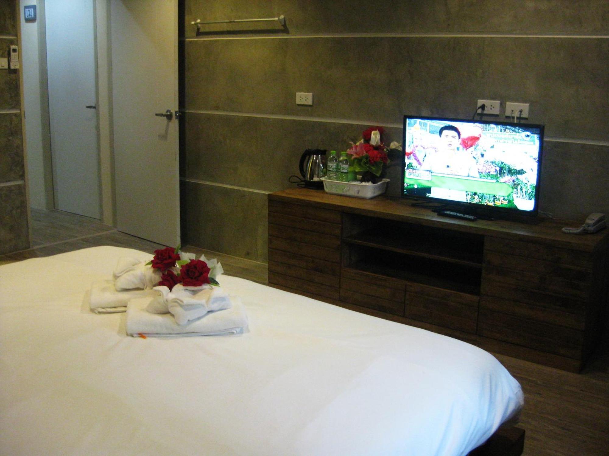 Komol Residence Bangkok Bagian luar foto