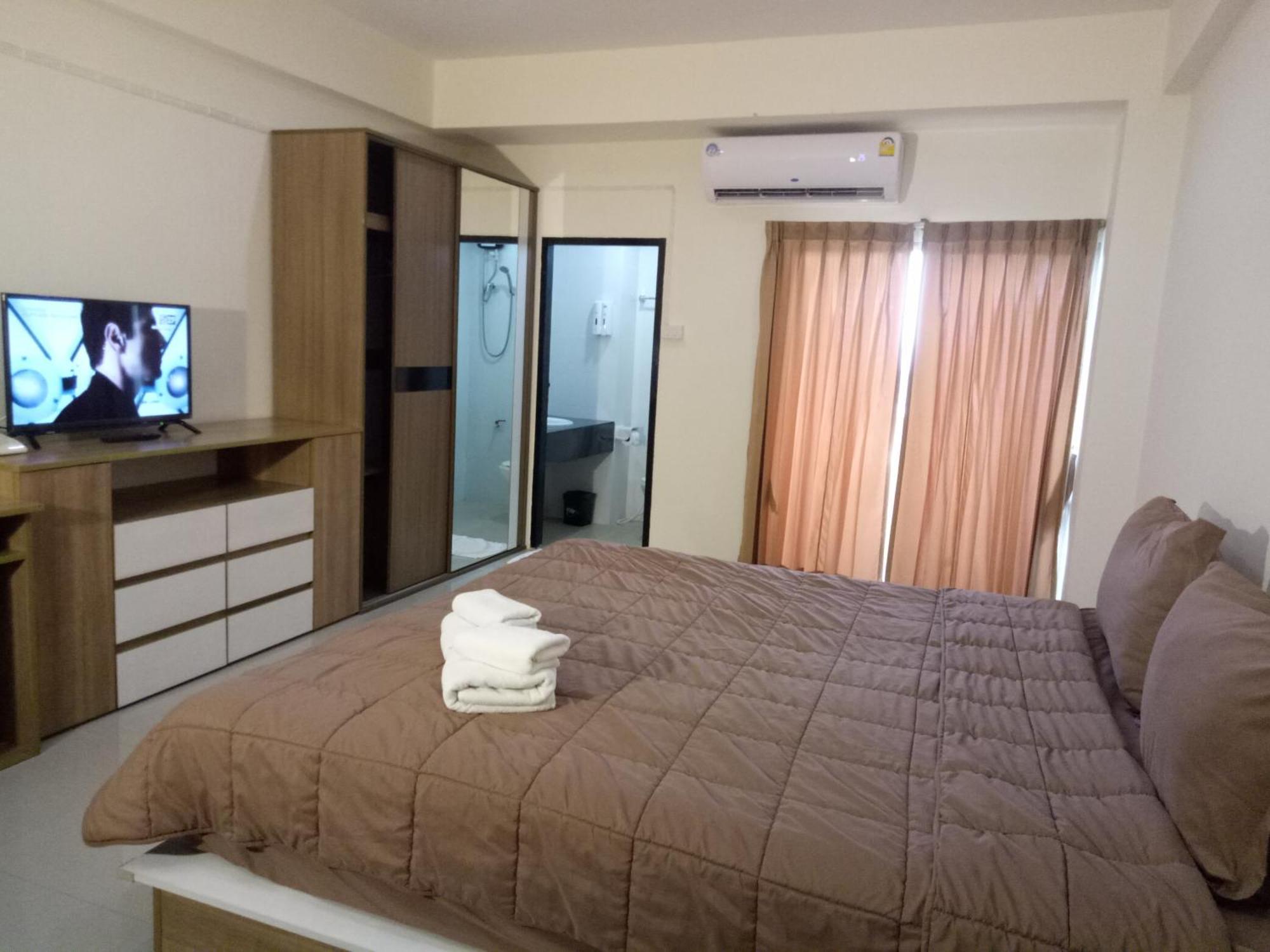 Komol Residence Bangkok Bagian luar foto