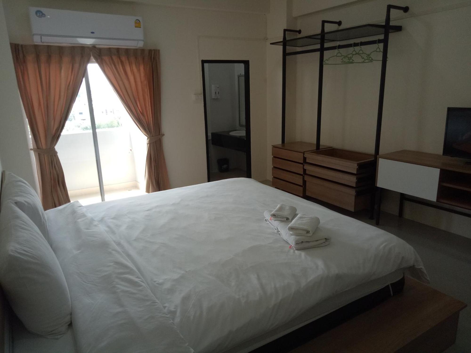 Komol Residence Bangkok Bagian luar foto