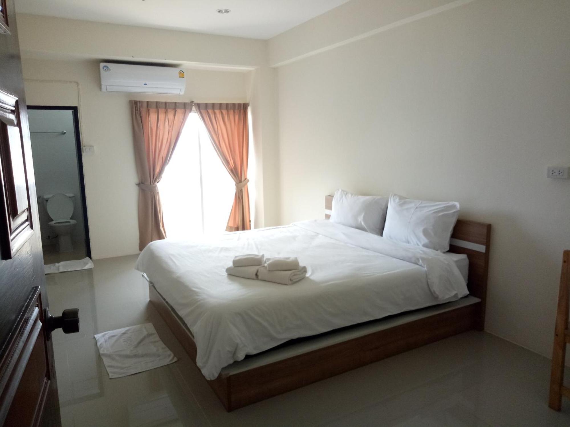 Komol Residence Bangkok Bagian luar foto