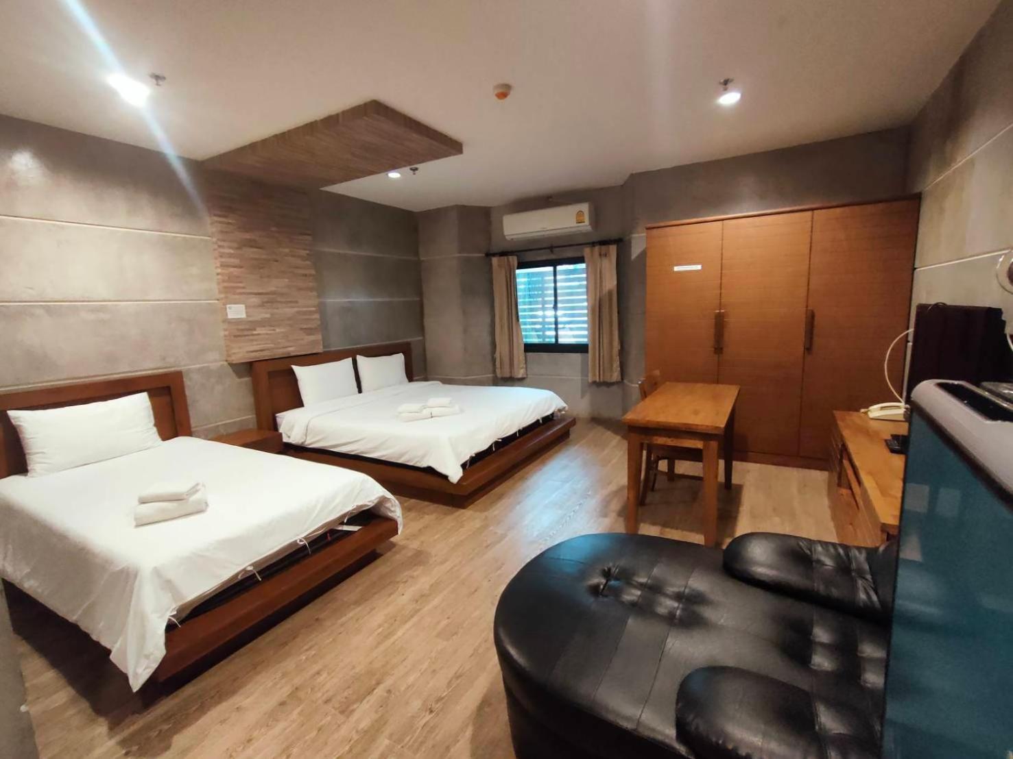 Komol Residence Bangkok Bagian luar foto