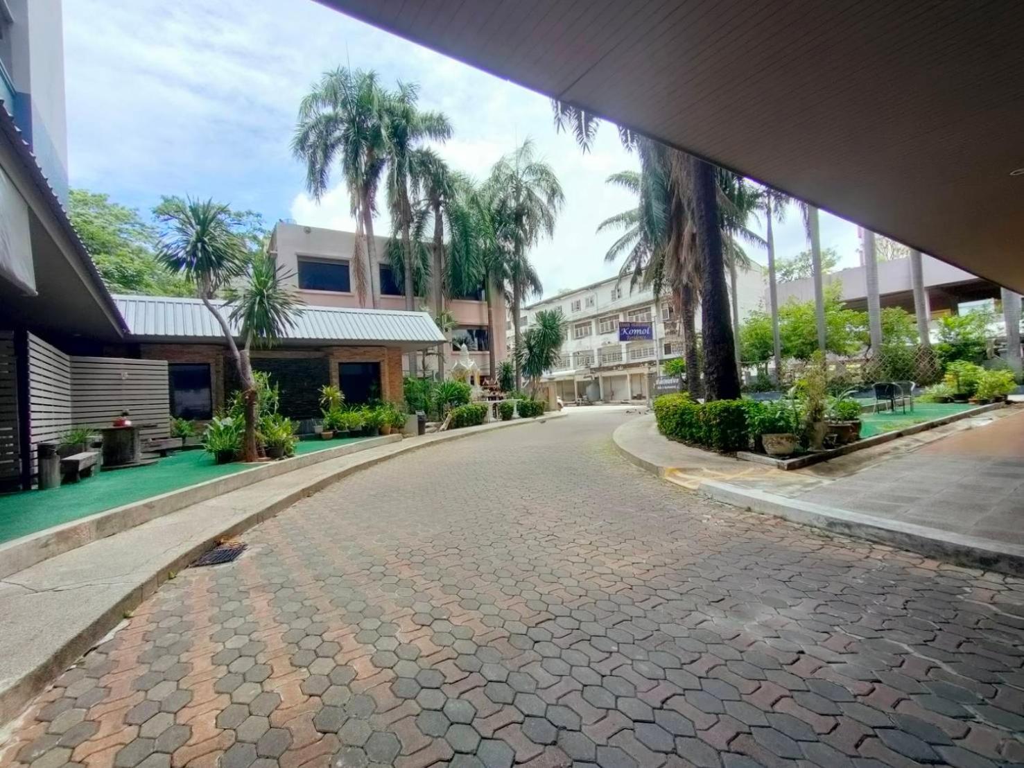 Komol Residence Bangkok Bagian luar foto