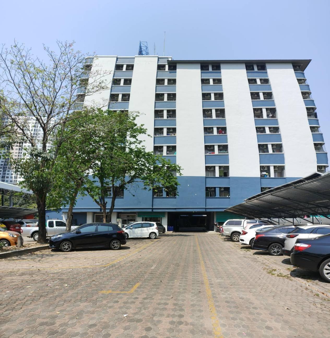 Komol Residence Bangkok Bagian luar foto